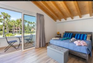 ein Schlafzimmer mit einem Bett und einem Balkon in der Unterkunft Affittacamere Mare nel Cuore in Torre Grande