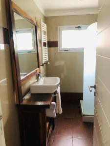 a bathroom with a sink and a mirror at Casa Quequen in Quequén