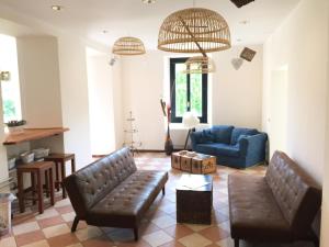 salon z 2 skórzanymi krzesłami i niebieską kanapą w obiekcie Hotel Villa San Fedele w mieście San Fedele Intelvi +37 zdjęć