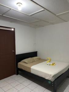 Un dormitorio con una cama con un plátano. en Casa Valeria, en Puntarenas
