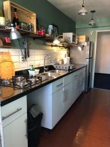 Cucina o angolo cottura di Best location ! Apt privado 2 hab con AC Completamente equipado en Asuncion