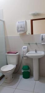 bagno con servizi igienici e lavandino di Itaipava Cama e Café a Itaipava