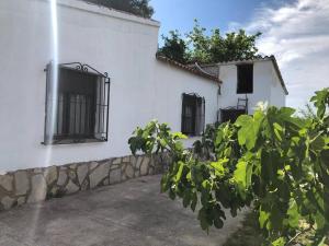 ein weißes Gebäude mit schwarzen Fenstern darauf in der Unterkunft Chalet a las afueras de Oliva para desconectar in Oliva