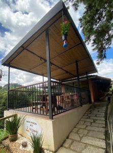 um edifício com uma plantadora em cima em Itaipava Cama e Café em Itaipava