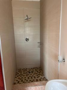 W łazience znajduje się prysznic, toaleta i umywalka. w obiekcie The Botanical Gardens w mieście Rundu