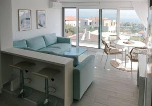 ein Wohnzimmer mit einem blauen Sofa und einem Tisch in der Unterkunft Nicol's view in Prasás