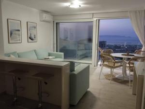 ein Wohnzimmer mit einem Sofa und einem großen Fenster in der Unterkunft Nicol's view in Prasás