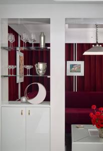 パリにあるPied A Terre - Arts et Métiersの赤いカーテンと白いテーブルが備わるダイニングルーム
