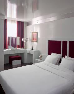 パリにあるPied A Terre - Arts et Métiersのベッドルーム(白い大型ベッド1台、赤い椅子付)