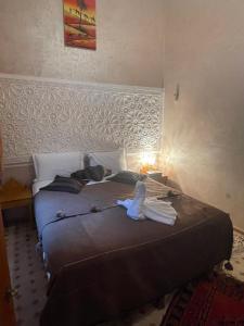 A bed or beds in a room at Riad Jenan Adam