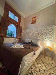 A bed or beds in a room at Riad Jenan Adam