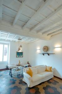 salon z białą kanapą i stołem w obiekcie Home d'Elite Navona - Pantheon w Rzymie