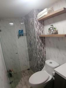 a bathroom with a toilet and a glass shower at Apto Sabaneta 2 habitaciones al lado Centro Comercial Mayorca in Sabaneta