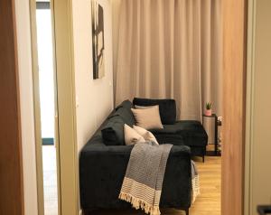 ein Wohnzimmer mit einem Sofa und einem Stuhl in der Unterkunft Vlore Luxury Apartaments "FAEL" in Vlorë