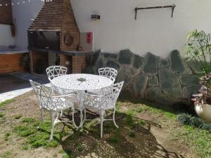 上格拉西亞的住宿－Casa Pampa，庭院内的桌椅,壁炉