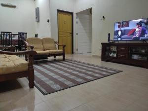 TV a/nebo společenská místnost v ubytování Megat Homestay