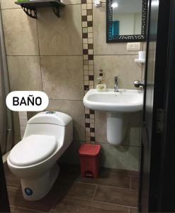 奧隆的住宿－Estancias De Olon，一间带卫生间和水槽的浴室