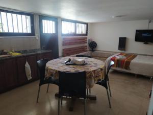 Cette chambre comprend une table avec des chaises et un lit. dans l'établissement Casa Pampa, à Alta Gracia