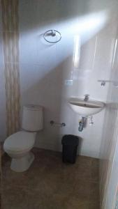 y baño con aseo y lavamanos. en Cabañas Zona Verde, en Nuquí