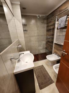 La salle de bains est pourvue d'un lavabo, d'une douche et de toilettes. dans l'établissement Natureza, à Pinamar