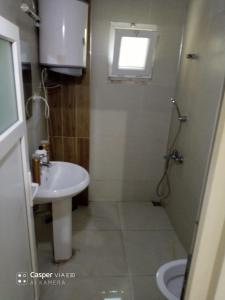 a small bathroom with a sink and a shower at شقة أوزنجول 3 in Çaykara