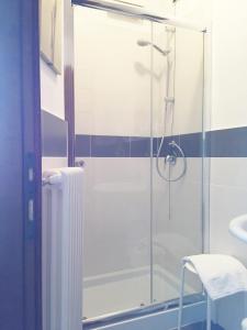 prysznic ze szklanymi drzwiami w łazience w obiekcie Hotel Villa San Fedele w mieście San Fedele Intelvi