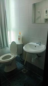 een badkamer met toilet en wastafel bij Hotel Checkedinn in Ipoh +48 foto's