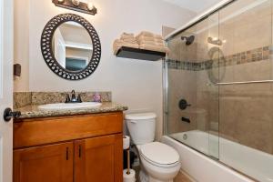 ein Badezimmer mit Toilette, Waschbecken und Dusche in der Unterkunft Timber lodge Retreat w/Game room in Sugarloaf + 21 Fotos