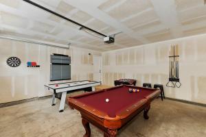 ein Zimmer mit einem Billardtisch und einer Tischtennisplatte in der Unterkunft Timber lodge Retreat w/Game room in Sugarloaf
