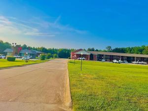 an empty road in front of a building at Ashley inn in Crossett