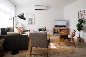 - un salon avec un canapé, une table et une télévision dans l'établissement The Darcie House - cozy, pet-friendly home in PEC, à Picton