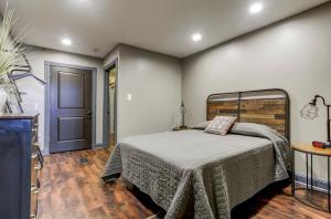 sypialnia z łóżkiem i drewnianą podłogą w obiekcie Lincolns Loft Speakeasy Suite w mieście Lincoln