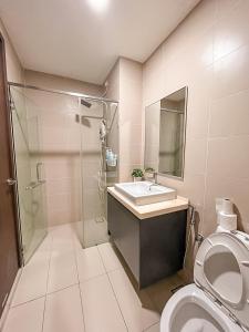 La salle de bains est pourvue d'un lavabo, d'une douche et de toilettes. dans l'établissement [Starry x CREAM] Sea View Apartment 10-12pax *FREE Netflix, à Masai