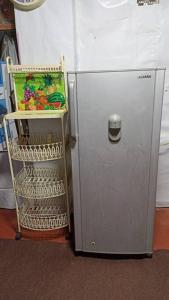 einen kleinen Kühlschrank mit einem Korb daneben in der Unterkunft Posada Shumac Ñahui baño privado y ducha caliente in Huaraz