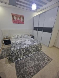 Rúm í herbergi á Fabuleux Appart a Larache avec confort exceptionnel et propreté souhaitée