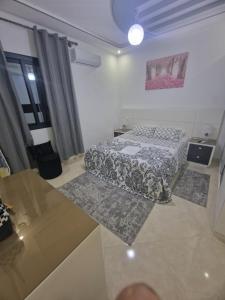 Rúm í herbergi á Fabuleux Appart a Larache avec confort exceptionnel et propreté souhaitée