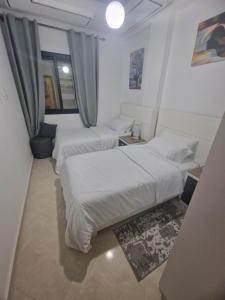 Rúm í herbergi á Fabuleux Appart a Larache avec confort exceptionnel et propreté souhaitée