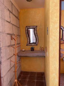 La salle de bains est pourvue d'un miroir mural. dans l'établissement Boutique la Posada de Don Luis, à Bernal