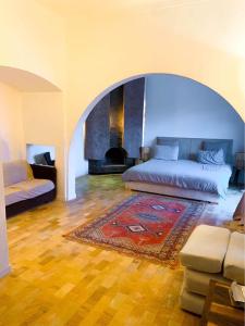 sala de estar con 2 camas y chimenea en Bienvenue à la Villa Luxe de 3 Suites pour Location Journée !, en Marrakech
