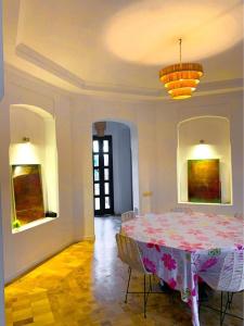 a dining room with a table with a floral table cloth at Bienvenue à la Villa Luxe de 3 Suites pour Location Journée ! in Marrakesh