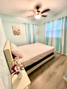 - une chambre avec un lit et un ventilateur de plafond dans l'établissement A Cozy Space Coast Retreat, à Titusville