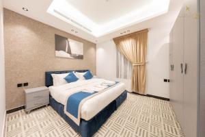 Un pat sau paturi într-o cameră la زهرة