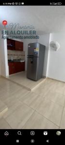 um quarto com um frigorífico no canto de um quarto em Apto Conjunto Residencial Lima em Montería