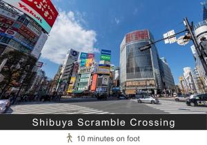 una trafficata strada cittadina con edifici e un passaggio pedonale di Tokyu Stay Shibuya a Tokyo