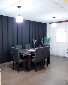 - une salle à manger avec une table et des chaises dans l'établissement "Village" Amplia CASA boutique con parrilla y 2 garages, à Corrientes