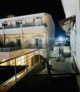 vista su un balcone di un edificio di notte di Paschali apartment with 2 bedrooms in Ammoudia a Párga