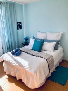 ein Schlafzimmer mit einem großen Bett mit blauen und weißen Kissen in der Unterkunft Classic Holiday in New Germany