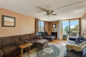 West Hollywood-Beverly Hills Condo-Room For Rent في لوس أنجلوس: غرفة معيشة مع أريكة وطاولة