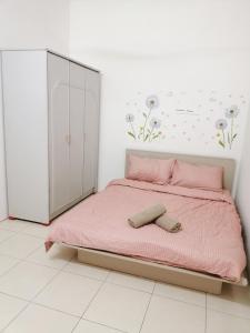 1 dormitorio con 1 cama rosa y armario en Destiny Homestay, en Sungai Petani