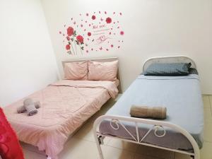 Un dormitorio con dos camas y un banco en él. en Destiny Homestay, en Sungai Petani